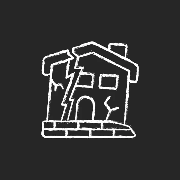 黒の背景に老朽化した家チョーク白のアイコン 放棄された建物 古い家の中で危険 健康と安全上の危険 おいしい建物 絶縁ベクトルチャークボードイラスト — ストックベクタ