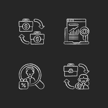 Pazarlama stratejileri siyah arkaplana tebeşirle beyaz simgeler çiziyor. Farklı ürün ve hizmetlerin tanıtımı için bir başkasına yardım etmek. Satışları arttır. İzole edilmiş vektör karatahta çizimleri