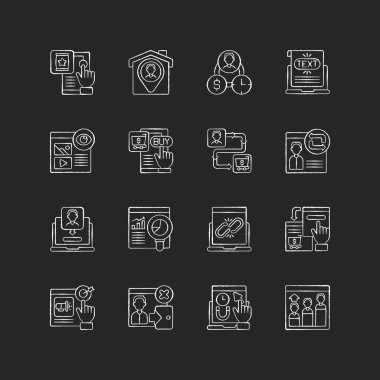 Web analitiği siyah arkaplanda beyaz tebeşir simgeleri oluşturdu. Ziyaret sitesindeki müşteri davranışları. İnternet sitesi trafiği daha fazla bilgi almak için analiz ediyor. İzole edilmiş vektör karatahta çizimleri