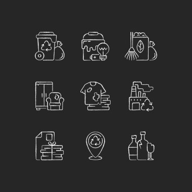 Siyah arkaplana beyaz tebeşir ikonları yerleştirildi. Evden çöp toplama işi. Tehlikeli özellikleri olan atıklar. Çim kesimleri, yapraklar, dallar. İzole edilmiş vektör karatahta çizimleri