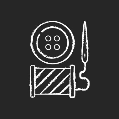 Siyah arkaplanda düğme onarımı ve tebeşir beyazı simgesi değişimi. İplik ve makaralı iğne. Kıyafet değiştirme ve onarım, terzi servisi. İzole edilmiş vektör karatahta çizimi