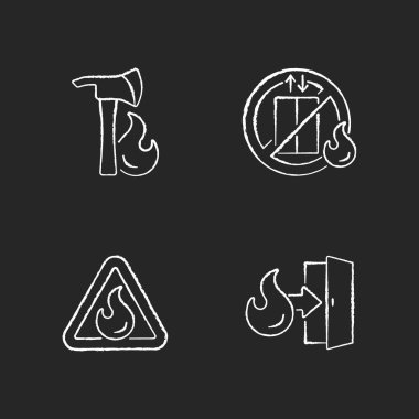 İş yeri yangın güvenliği tebeşiri beyaz simgeleri siyah arka planda. Pulaski baltası. Asansörü kullanmayın. Yanıcı madde işareti. Acil çıkış. İzole edilmiş vektör karatahta çizimleri