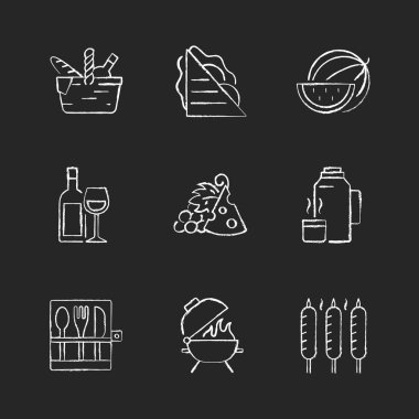 Bahçe partisi tebeşiri beyaz simgeleri siyah arka planda. Piknik sepeti. Sandviçler. Meyve servisi. Alkolik içki. Peynir ve üzüm. Termos şişesi. İzole edilmiş vektör karatahta çizimleri