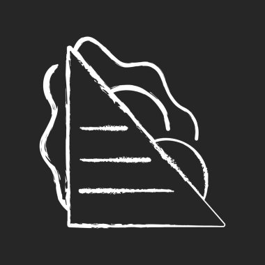 Siyah arkaplanda beyaz tebeşirli sandviç simgesi. Jambonlu ve peynirli sandviç. Ekmek parçaları arasında et dilimleri ve salatalar. Kahvaltı ve öğle yemeği vakti. Basit bir yemek. İzole edilmiş vektör karatahta çizimi