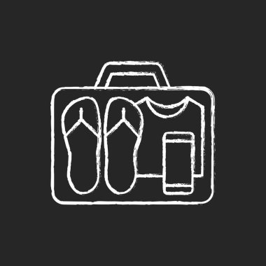 Siyah arkaplanda minimalist zihniyet simgesi beyaz tebeşir. Giysileri bavula koy. Giysiler bavulda. Yolculuk takımları. Göçebe yaşam tarzı. Yaz tatili. İzole edilmiş vektör karatahta çizimi