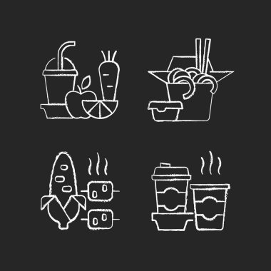 Paket servisi ve dağıtım seçeneği tebeşir beyaz simgeleri siyah arkaplanda ayarlandı. Taze meyve suyu. Çin yemeği. Kaynamış, ızgara mısır. - Kahve. Meyve, sebze suyu. İzole edilmiş vektör karatahta çizimleri