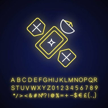 Uydu neon ışığı simgesi. Yörüngede yüzen nesne insanlara iletişim kurma fırsatı veriyor. Dış ışıltı etkisi. Alfabe, sayılar ve sembollerle imzala. Vektör izole edilmiş RGB renk çizimi