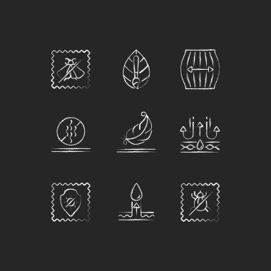 Siyah arkaplanda farklı tip beyaz tebeşir simgeleri var. Doğal boya, kokuya dayanıklı. Böcek kovucu. Ultraviyole koruma. Nem sızıntısı. İzole edilmiş vektör karatahta çizimleri