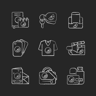 Şirket markalaştırma malzemeleri siyah arka planda beyaz tebeşir simgeleri. Güzel telefon kılıfları ve yaratılışı devam ediyor. Anahtarlar için şık aksesuarlar tasarlıyorum. İzole edilmiş vektör karatahta çizimleri