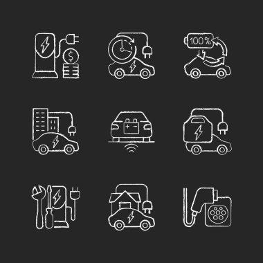 Elektrikli araç siyah arka planda beyaz tebeşir ikonları yüklüyor. Elektromobil bataryalarını doldurabileceğin yerler. Elektrik için para ödüyorum. İzole edilmiş vektör karatahta çizimleri