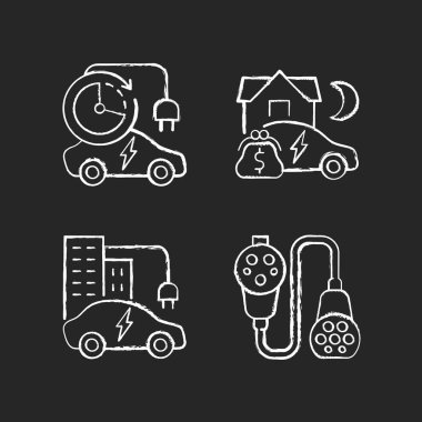 Elektrikli araç siyah arka planda beyaz tebeşir ikonları yüklüyor. Modern elektrikli otomobil şarj istasyonu. Araç akü şarj noktası. İzole edilmiş vektör karatahta çizimleri