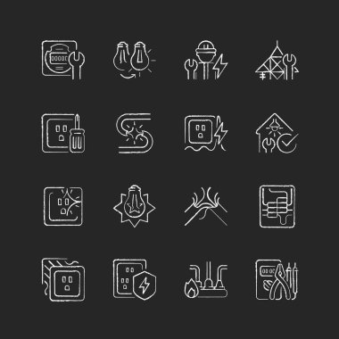 Elektrikçi servisi tebeşir beyazı simgeleri koyu arkaplana dizildi. Ampulü değiştiriyorum. Elektrikli cihazlar ve ekipmanlarla çalışıyor. Cihaz hasarı. Siyah üzerine izole vektör karatahta çizimleri