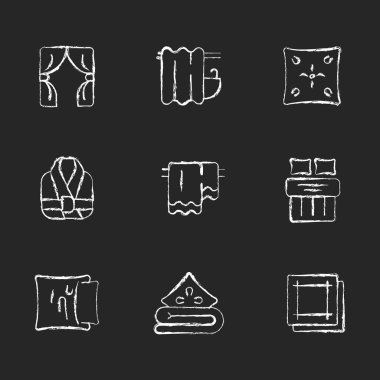 Ev yapımı tekstil ürünleri koyu arkaplanda beyaz simgeler oluşturur. Pencere perdeleri. Duş perdeleri. Yastık kılıfı. Banyo bornozu. Ev eşyaları, ev eşyaları. Siyah üzerine izole vektör karatahta çizimleri