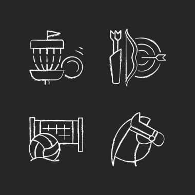 Yaz kampı aktiviteleri koyu arkaplanda beyaz simgeler oluşturur. Frizbi golfü. Okçuluk. Plaj futbolu. At biniciliği. Takım sporu. Ok atıyorlar. Siyah üzerine izole vektör karatahta çizimleri