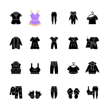 Rahat ev kıyafetleri ve beyaz uzaya dizilmiş siyah simgeler. Kadın geceliği. Erkek spor giyim. Komik terlikler. Uniseks pijamaları. Siluet sembolleri. Vektör izole illüstrasyonu