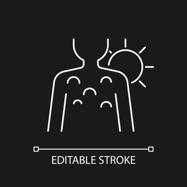 Karanlık tema için sıvı doldurulmuş beyaz doğrusal simge. Güneş ışınları yüzünden vücutta güneş yanığı izleri var. İnce çizgi özelleştirilebilir illüstrasyon. Gece modu için izole vektör kontur sembolü. Düzenlenebilir vuruş