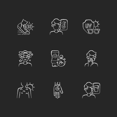 Güneş çarpmasını önleme tebeşir beyaz simgeleri koyu arkaplanda ayarlandı. Güneş çarpması belirtileri. Sıcak hava dalgası sırasında güneş çarpmasını önlemek için ultraviyole ışınlardan kaçının. Güneş yanığı riski. Siyah üzerine izole vektör karatahta çizimleri