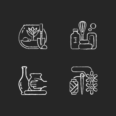 Yaratıcı hobiler koyu arkaplanda beyaz simgeler oluşturur. DIY tropikal teraryum. El yapımı sabun. Çömlek yapıyorum. Boncuk işi. Egzotik bitkiler yetiştiriyor. Siyah üzerine izole vektör karatahta çizimleri