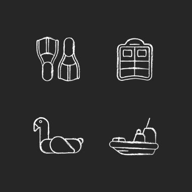 Yaz tatilleri koyu arkaplanda beyaz simgeler oluşturur. Yüzücüler. Çift havuz yüzüyor. Çocuklar yüzme ringi. Kurtarma botu. Dalış yüzgeçleri. Şişme yatak. Siyah üzerine izole vektör karatahta çizimleri