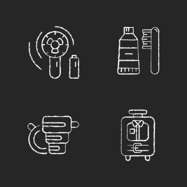 Seyahat eden turist valizleri için tebeşir beyazı simgeler koyu arka planda. Küçük vantilatör. Diş fırçası ve yapıştırıcı. Turistler için mini boy nesneler. Siyah üzerine izole vektör karatahta çizimleri