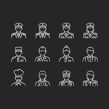 Cruise ve otel çalışanları koyu arkaplanda beyaz simgeler oluşturdular. Müşteriler için servis sağlayıcıları. Rahat bir tatil. Proffesional mürettebat kontrolü. Siyah üzerine izole vektör karatahta çizimleri