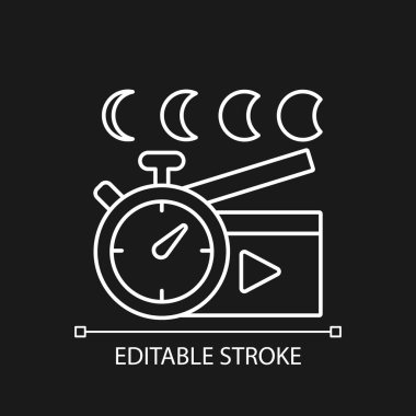 Karanlık tema için zaman aşımı videoları beyaz doğrusal simge. Gece boyunca çekim yapmak. İnce çizgi özelleştirilebilir illüstrasyon. Gece modu için izole vektör kontur sembolü. Düzenlenebilir vuruş