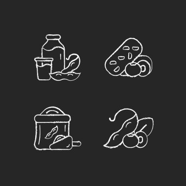 Soya yemekleri koyu arkaplanda beyaz tebeşir simgeleri oluşturur. Organik soya fasulyesi bazlı un. Sağlıklı bitki sütü. Vejetaryen yemeği hazırlığı. Sebze atıştırmalıkları. Siyah üzerine izole vektör karatahta çizimleri