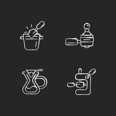 Kafe aletleri koyu arkaplanda beyaz simgeler oluşturur. Yer atığı için kapı tokmağı. Kahveyi iskele filtresine dolduruyorum. Espresso yapıyorum. Siyah üzerine izole vektör karatahta çizimleri