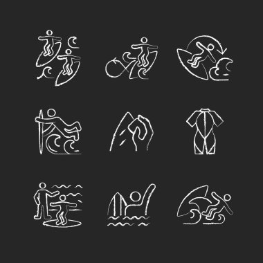 Yüzeydeki su sporu simgeleri koyu arkaplanda beyaz tebeşirler. Arkadaşımla sörf yapıyordum. Roundhouse kesintisi yapıyorum. 360 manevra. Sörf tahtası cilası. Dalgıç kıyafeti. Siyah üzerine izole vektör karatahta çizimleri