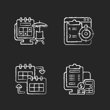 Uzak çalışma izleyicileri koyu arkaplanda beyaz tebeşir simgeleri ayarlandı. Takvimde işaretli çalışanlar için tatil izni. Öncelikli görevler. Gözetleme araçları. Siyah üzerine izole vektör karatahta çizimleri