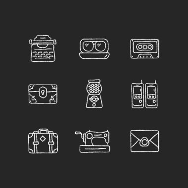 Eskilerden esinlenilmiş tebeşir beyazı simgeleri koyu arkaplanda ayarlandı. Daktilo modeli. Havacı güneş gözlüğü. Teyp kaseti. Hazine sandığı. Şeker dağıtıcısı. Siyah üzerine izole vektör karatahta çizimleri