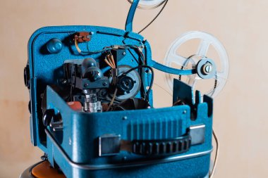 Işık desenli arka planda eski bir 8 mm film projektörü. Retro stili 60 'ın pankart konsepti