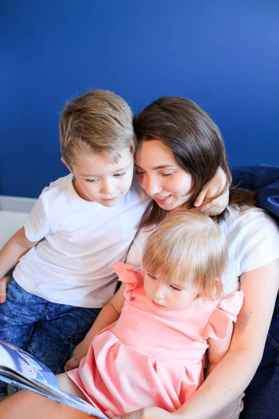 Mère lit un conte de fées aux enfants — Photo