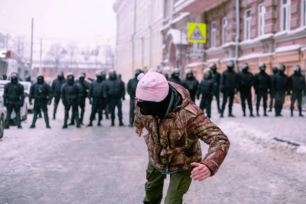 Nischni Nowgorod, Russland 23. Januar 2021. Maskierter Demonstrant für Nawalny und gegen Putin flüchtet vor Polizei — Stockfoto