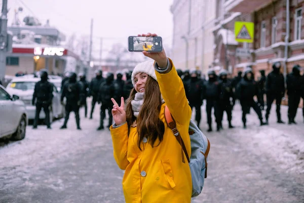 Nizhniy Novgorod Russia January 2021 소녀는 웃으며 셀카를 경찰의 배경을 — 스톡 사진