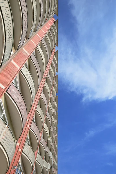 Edificio de apartamentos fachada contra un cielo azul . — Foto de Stock