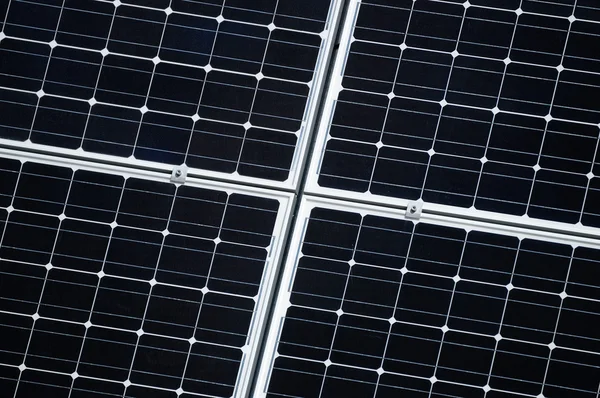 Güneş panelleri üreten yenilenebilir enerji