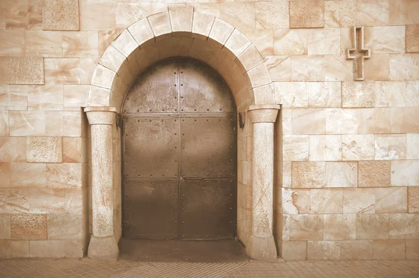 Romanesque chapel entrance with a cross. Arc architecture. — Stock Photo, Image