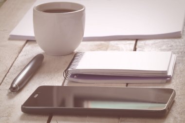 İn kahve zaman bazı notlar alırken bir tablo.