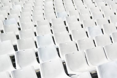 Kororavirüs salgınından kalan boş koltuklar. Sosyal uzaklık kavramı.