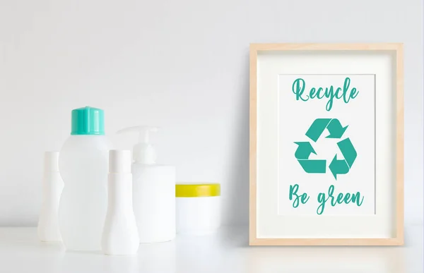 Niektóre Plastikowe Butelki Gotowe Recyklingu Obok Ramy Logo Recyklingu — Zdjęcie stockowe