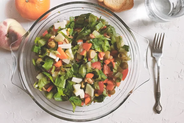 Plato Ensalada Vegetariana Junto Unas Frutas Agua Pan Sobre Una —  Fotos de Stock