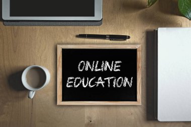 Öğrenci masası evde tablet kullanarak online bir derse yardım ediyor. Çevrimiçi eğitim kavramı.