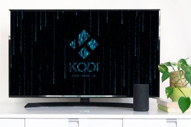 Kodi Matrix oturma odasındaki akıllı bir TV 'de çalışıyor. Düzenleyicinin içeriği için hiç insan yok ve boş kopya alanı