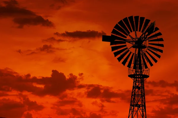 Wind Mill in the evening Sky — Stockfoto