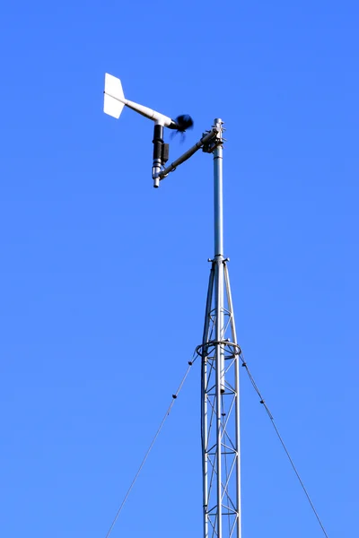 Weerstation tegen blauwe hemel — Stockfoto