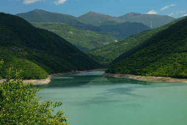 Mavi göl ve dağlar