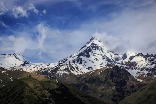 Georgia 'daki karlı dağlar. Güzel doğa..