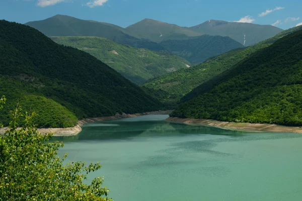 Mavi göl ve dağlar