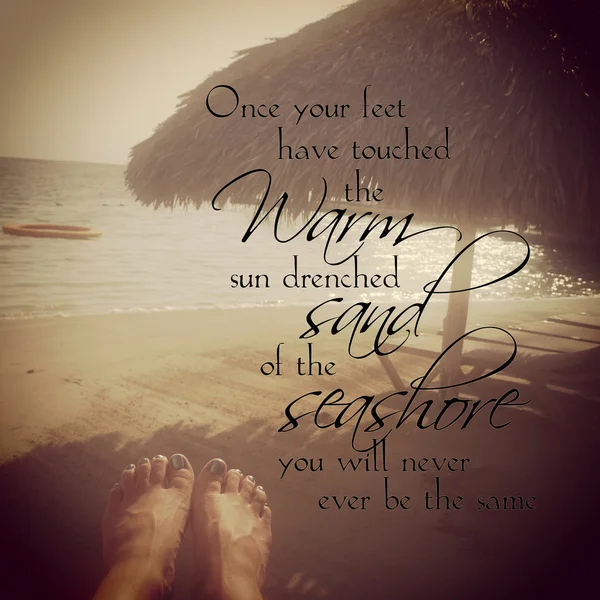 Instagram Zenske nohy relaxační na tropické pláži s citací — Stock fotografie